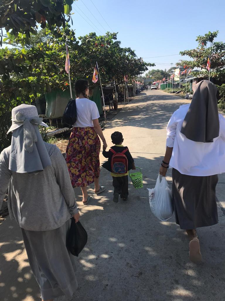 Myanmar-charity-food-donation-help-each-other