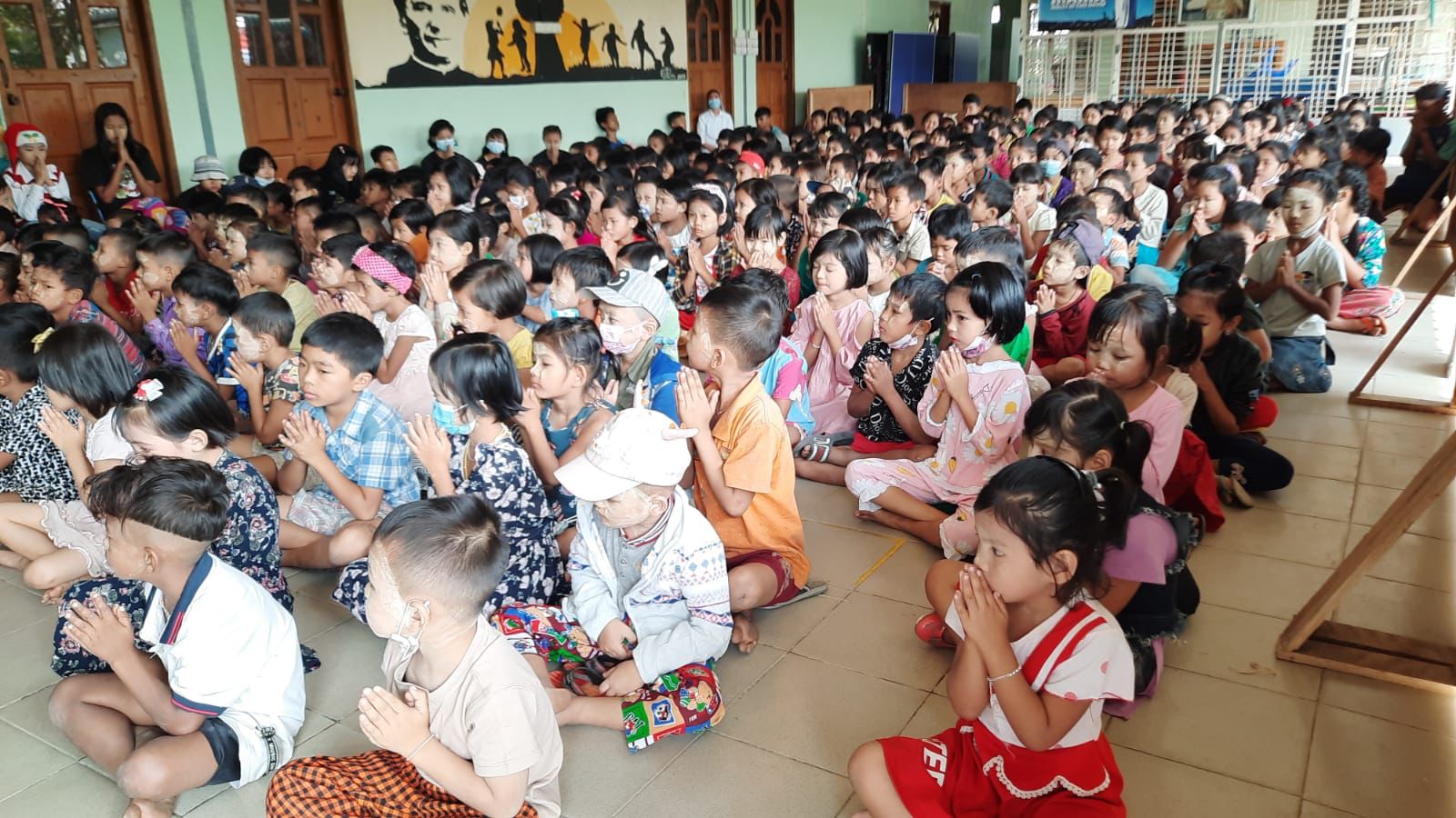 Myanmar-school-students-group-leaning