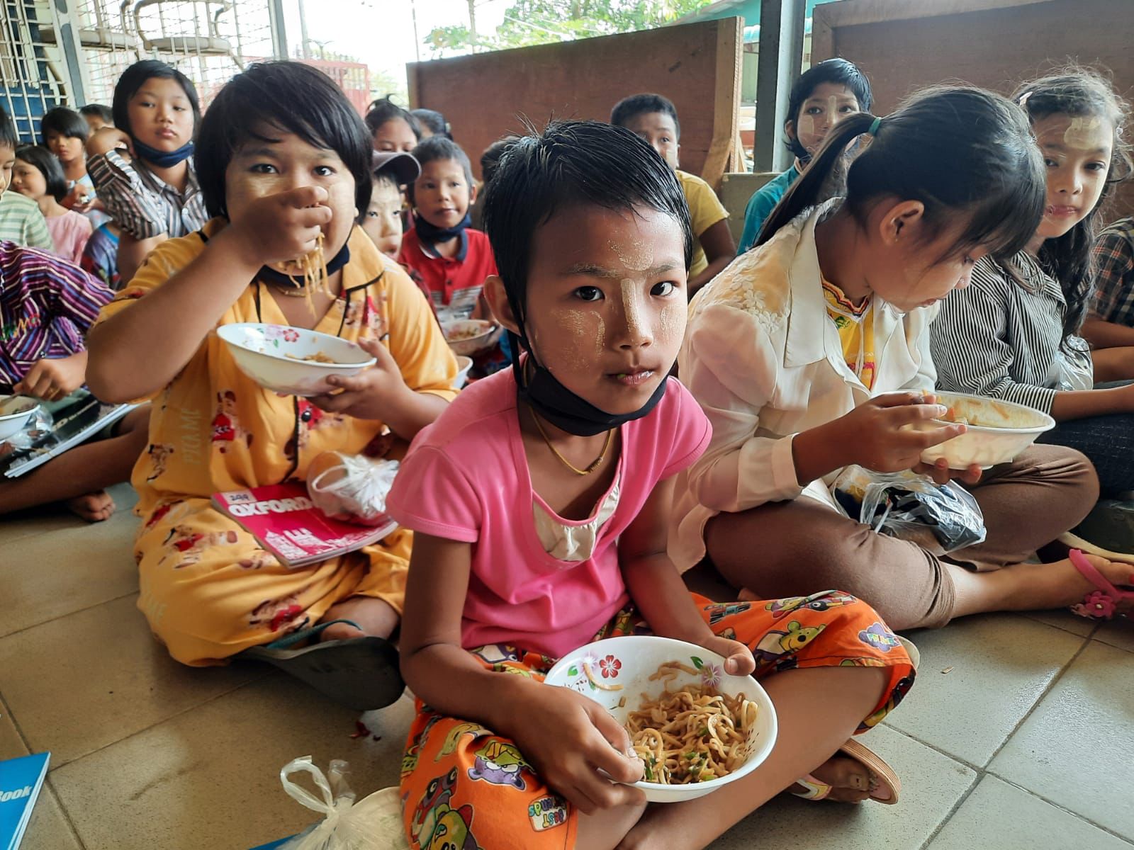 Myanmar-school-students-having-lunch